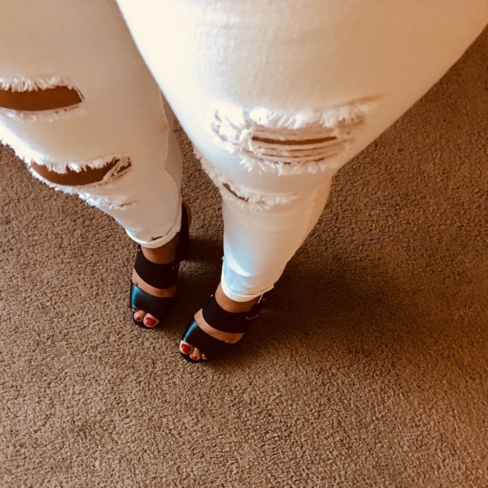 ❤️❤️5⭐️ White distressed jean true to size - Picture 3 of 3
